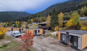 Pročitajte više o članku Pouzdana montaža duplih mobilnih kućica na prestižnoj alpskoj lokaciji