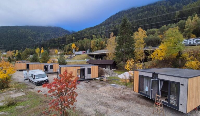 Pročitajte više o članku Pouzdana montaža duplih mobilnih kućica na prestižnoj alpskoj lokaciji