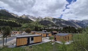 Pročitajte više o članku Povratak u Tirol: montaža 12 mobilnih kućica u Pettneuu am Arlbergu