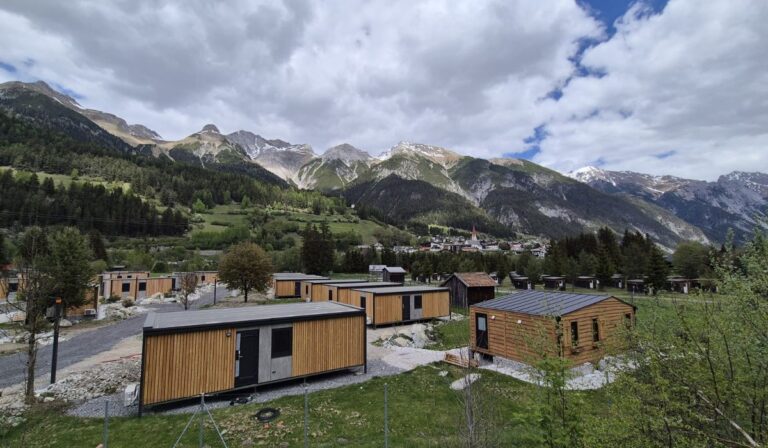 Pročitajte više o članku Povratak u Tirol: montaža 12 mobilnih kućica u Pettneuu am Arlbergu