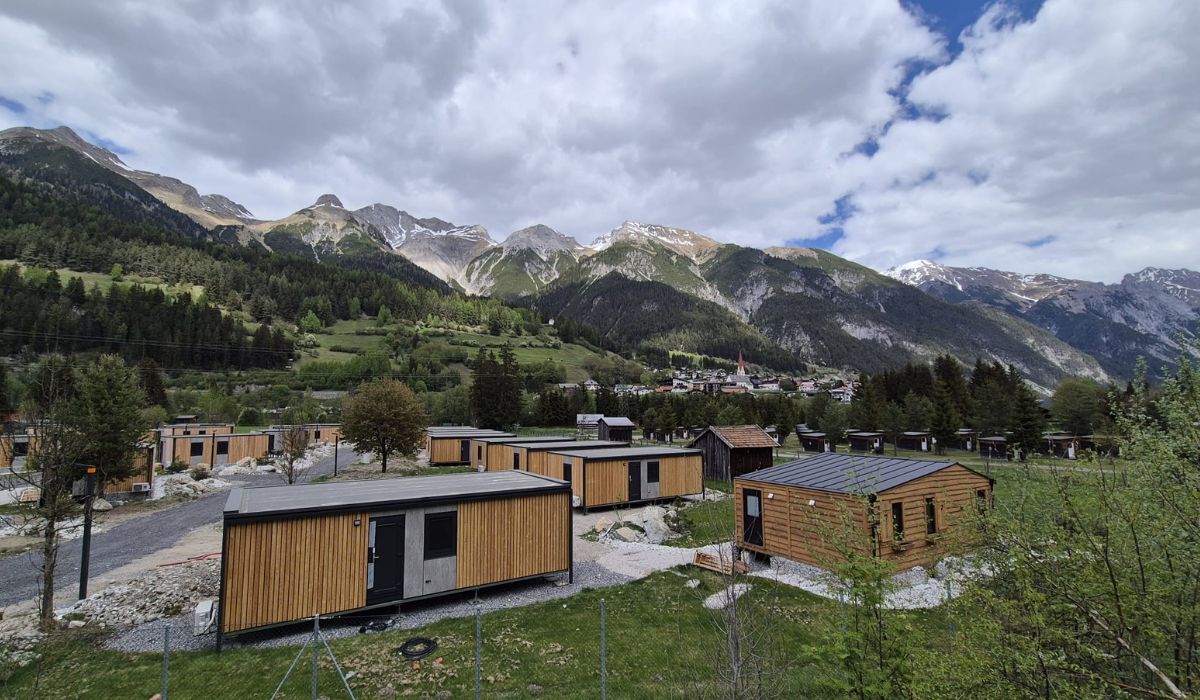 Trenutno pregledavate Povratak u Tirol: montaža 12 mobilnih kućica u Pettneuu am Arlbergu